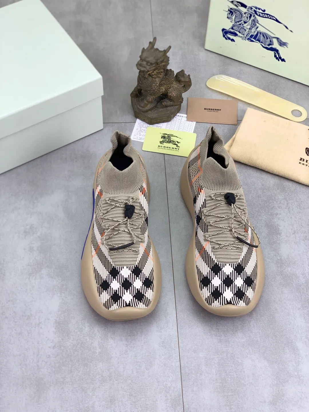 Men's Men's Shoes 💰P620 💰【New Style】Top Version 🆘【Burberry】New Burberry Fly Knit Shoes are now available with perfect workmanship! 🔥Perfect shape and top quality🙈Non-slip and wear-resistant high-end rubber outsole👣Versatile and comfortable shoes, standard size: 39-45 (customized 38-46) 2️⃣colors available Top-quality packaging